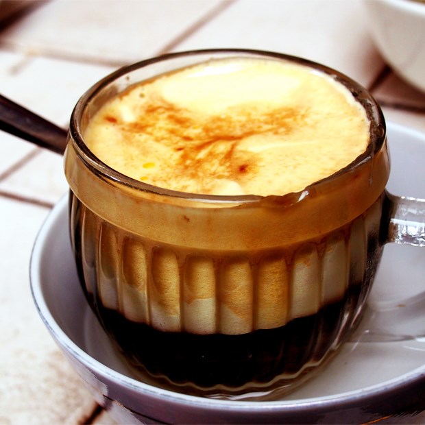 Cách pha cà phê trứng ngon bổ rẻ cho ngày đông ấm áp