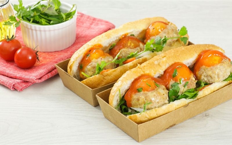 Bánh mì kẹp xíu mại trứng muối