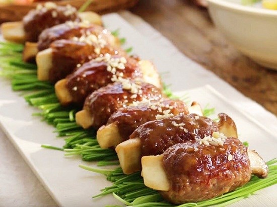 Bò băm cuộn nấm áp chảo