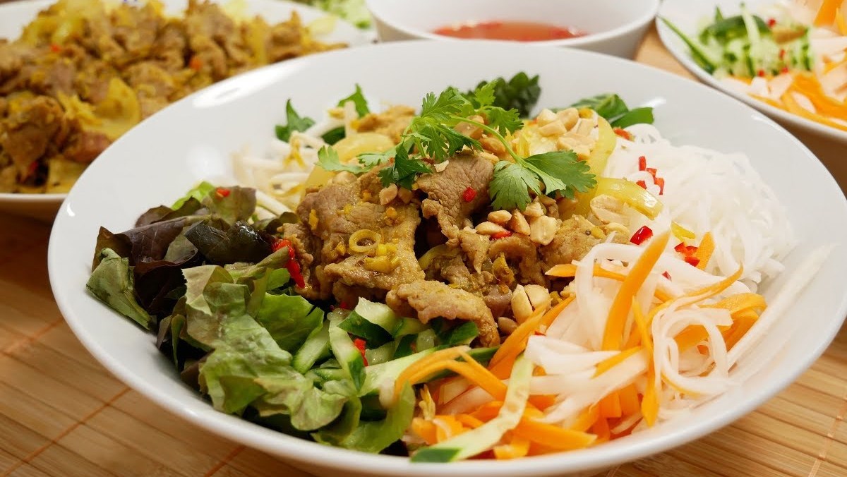 Bún thịt xào sả ớt