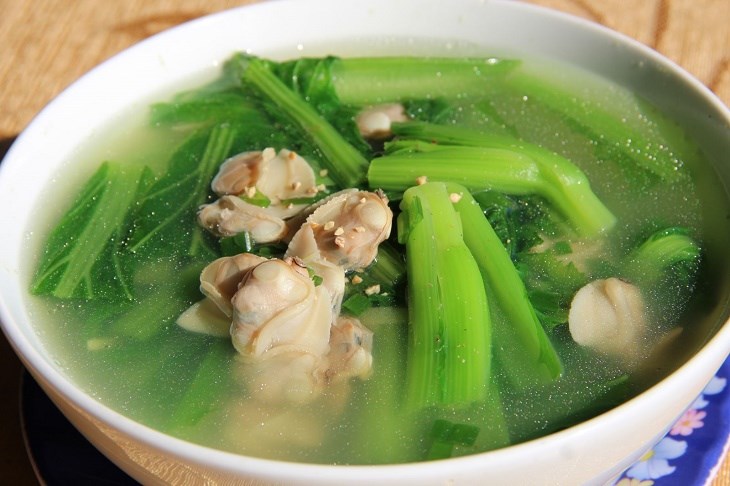 Canh ngao với rau cải