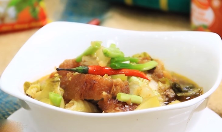 Heo xoay kho cải chua