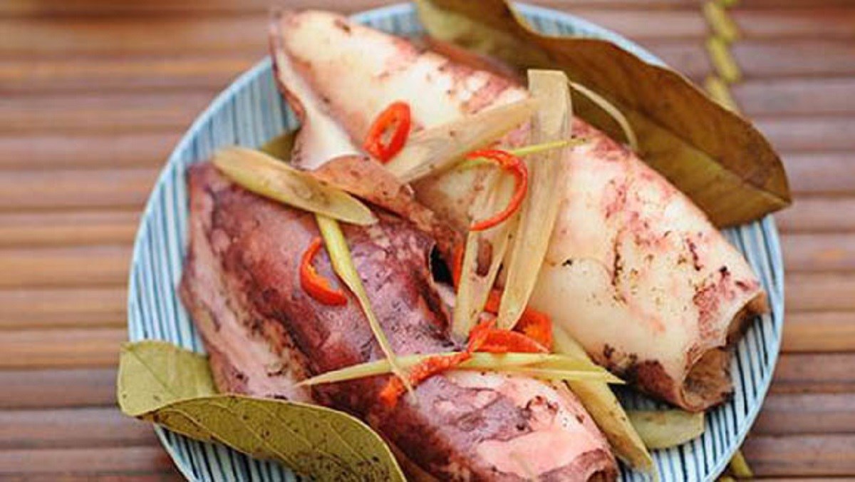 Mực hấp lá ổi