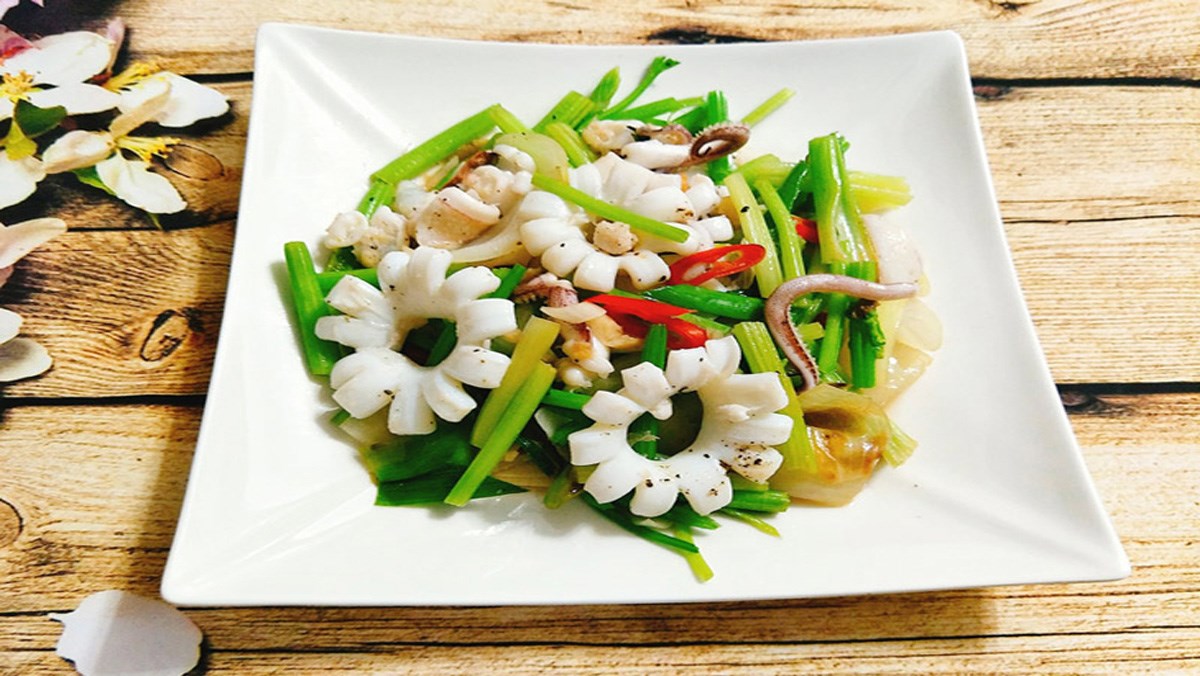 Mực xào cần tỏi hành tây