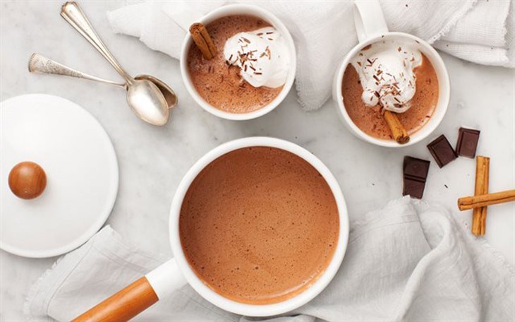 Pha cacao nóng bằng bình nước nóng