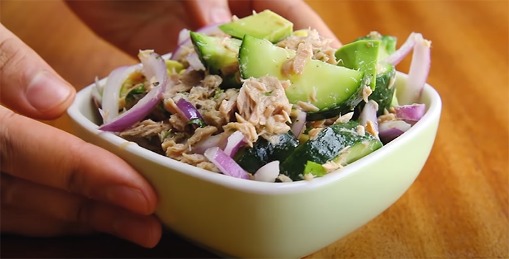 2 cách làm salad cá ngừ thơm ngon giảm cân đơn giản