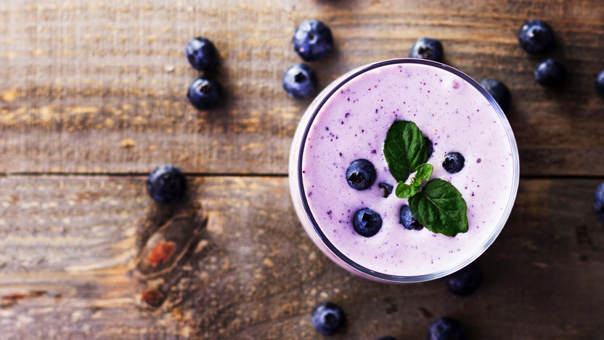 Sinh tố protein nho và việt quất (Grape berry protein smoothie)