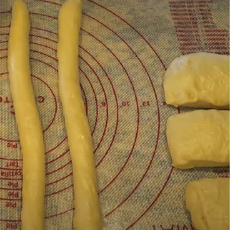 Bước 6 Tạo hình bánh Cách làm bánh mì dừa hoa cúc