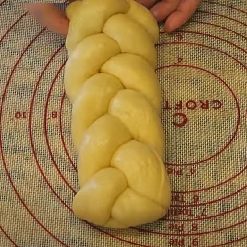 Bước 6 Tạo hình bánh Cách làm bánh mì dừa hoa cúc