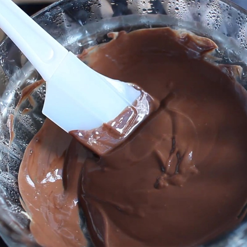 Bước 1 Chưng cách thủy hỗn hợp socola Nutella