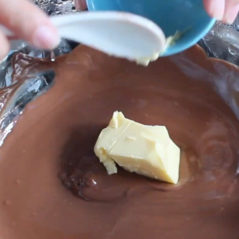 Bước 1 Chưng cách thủy hỗn hợp socola Nutella