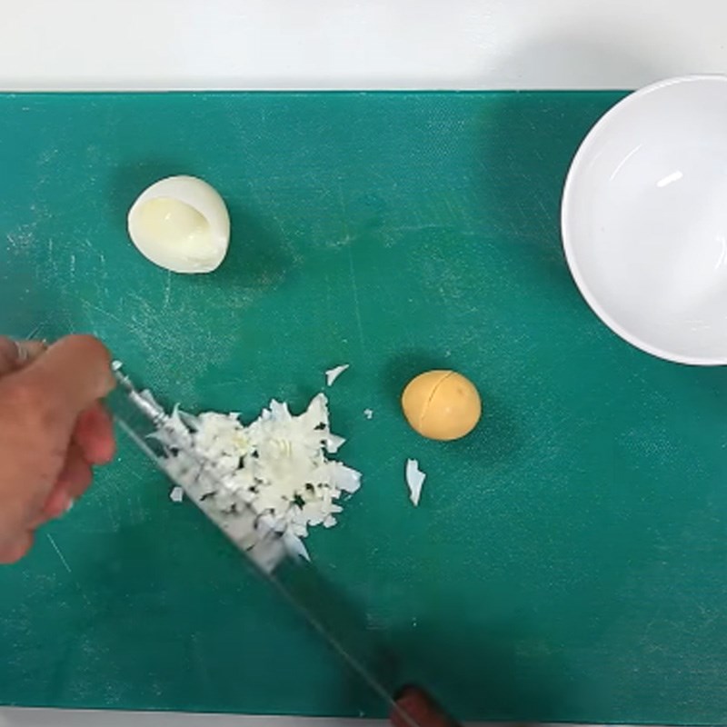 Bước 4 Luộc trứng cút hàu chiên xù sốt mayonnaise