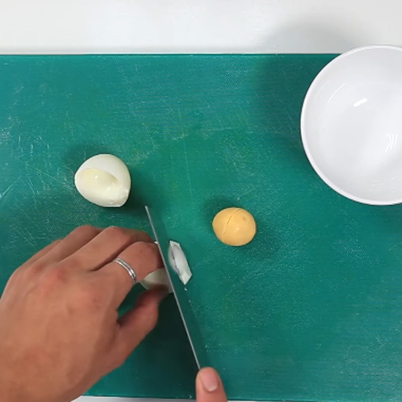 Bước 4 Luộc trứng cút hàu chiên xù sốt mayonnaise