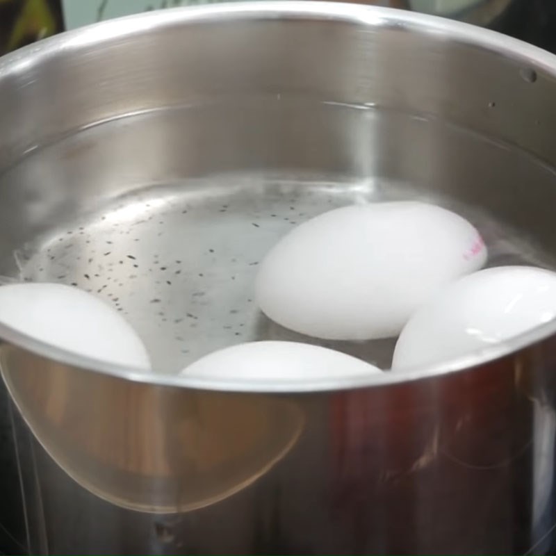 Bước 2 Luộc trứng và hạt sen Cháo hạt sen thịt bằm và trứng