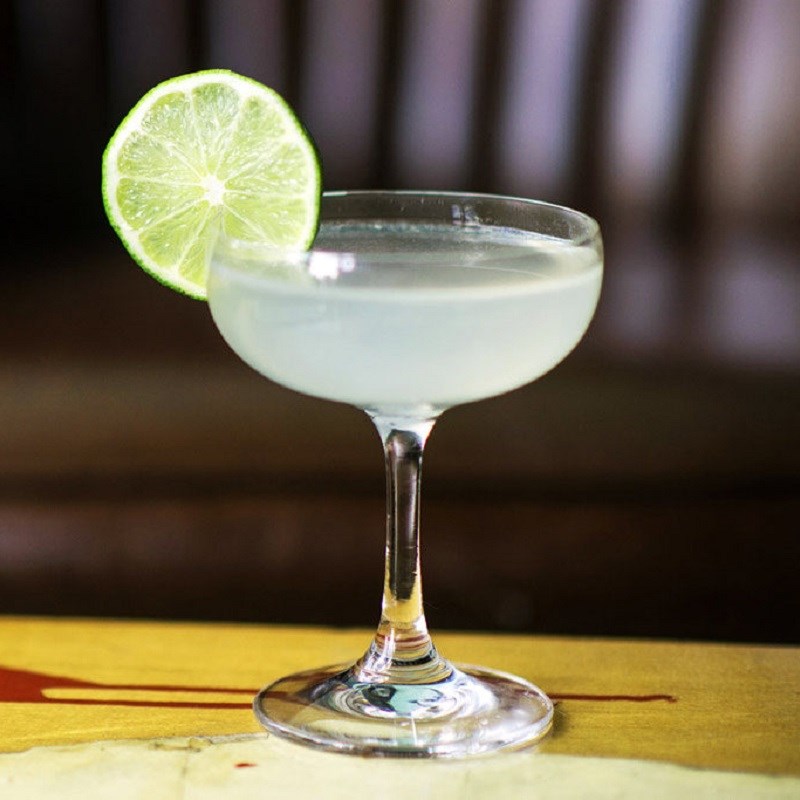 Bước 2 Rót ra ly Cocktail Cổ Điển Daiquiri