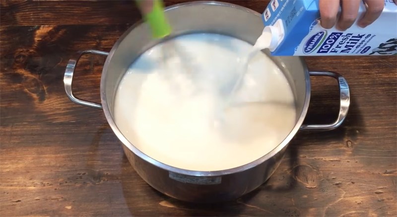 Bước 1 Nấu ấm sữa tươi và sữa đặc Sữa chua úp ngược