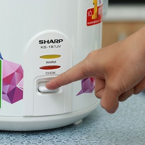 Bước 2 Nấu gạo Nấu cơm tấm bằng nồi cơm điện