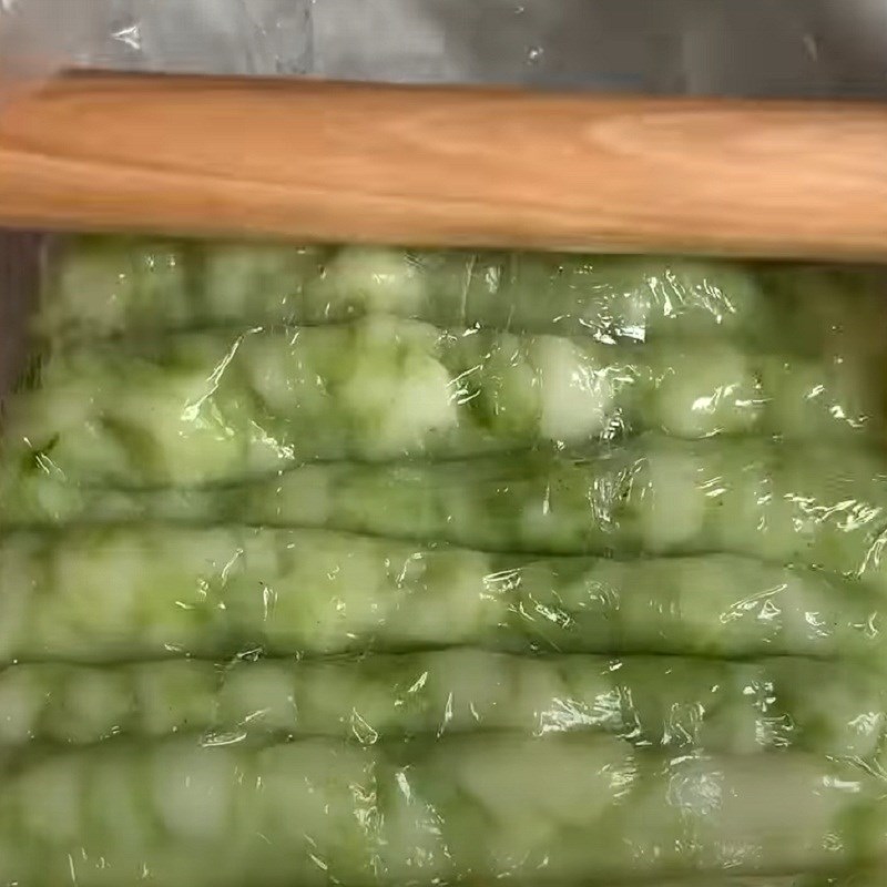 Bước 6 Nhồi bột Bánh mochi nhân đậu xanh dừa lá dứa