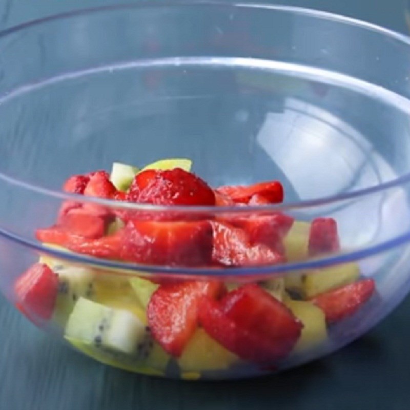 Bước 1 Sơ chế nguyên liệu Salad hoa quả họ Berry sốt chanh