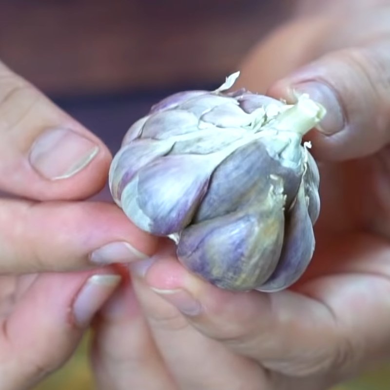 Bước 1 Sơ chế nguyên liệu Làm tỏi đen bằng nồi áp suất