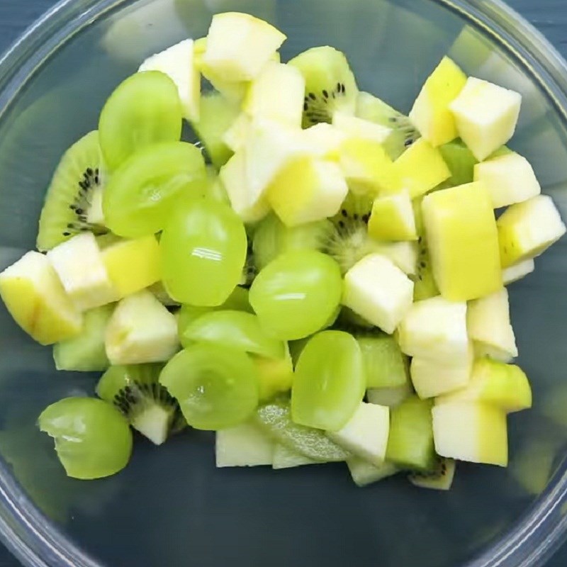 Bước 1 Sơ chế nguyên liệu Salad kiwi trái cây xanh