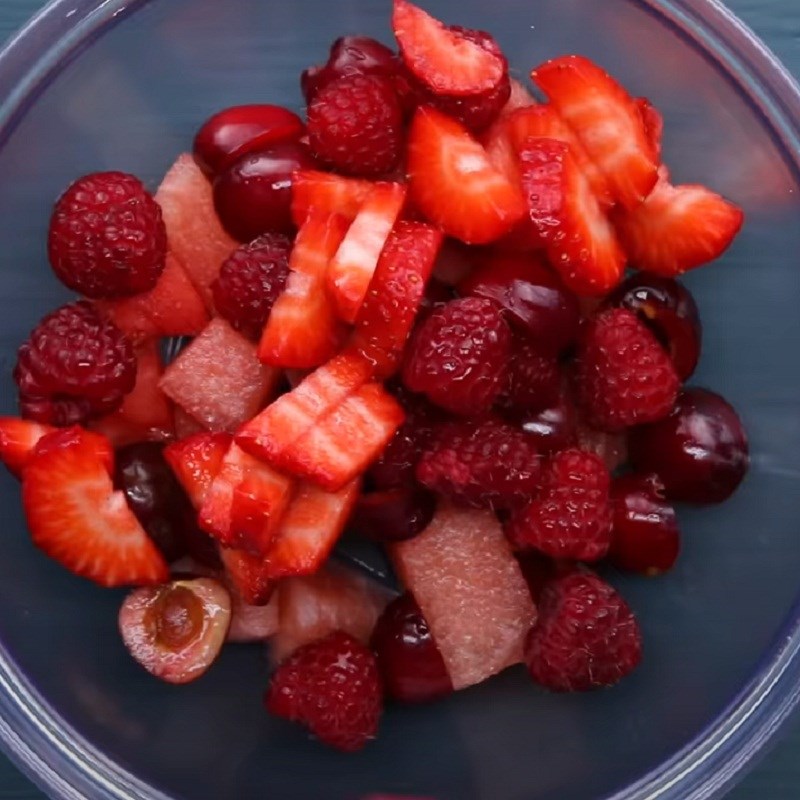 Bước 1 Sơ chế nguyên liệu Salad hoa quả họ berry dưa hấu