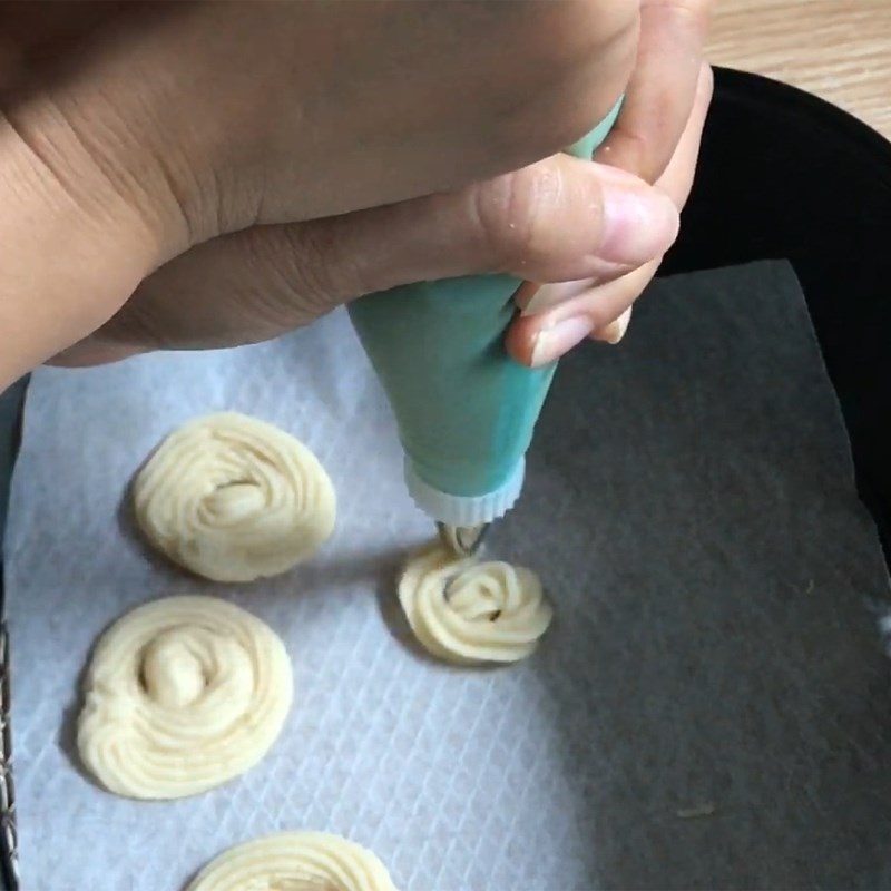 Bước 3 Tạo hình bánh bánh quy Danisa bằng nồi chiên không dầu