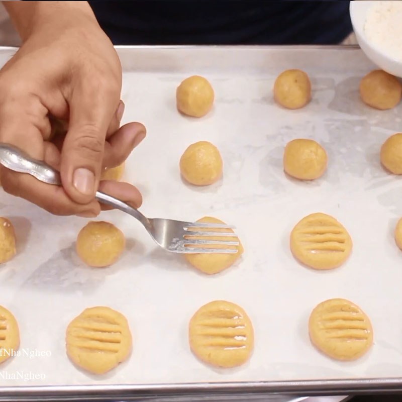 Bước 4 Tạo hình bánh Bánh quy cookie bơ đậu phộng