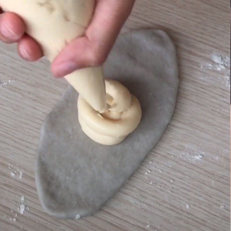 Bước 6 Tạo hình bánh Bánh mì hoa đậu biếc nhân phô mai