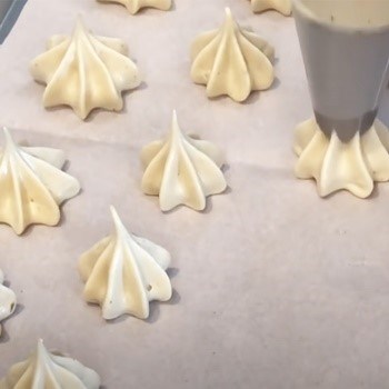 Bước 4 Tạo hình và nướng bánh Meringue cà phê