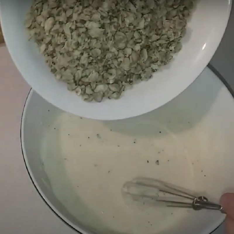 Bước 2 Trộn hến vào bột Bánh hến chiên