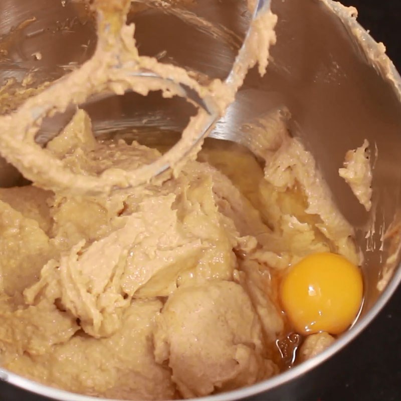 Bước 2 Trộn hỗn hợp bơ với trứng Bánh quy cookie bơ đậu phộng
