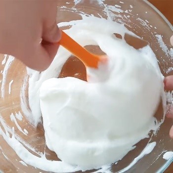 Bước 3 : Trộn hỗn hợp sữa chua với lòng trắng trứng Meringue sữa chua