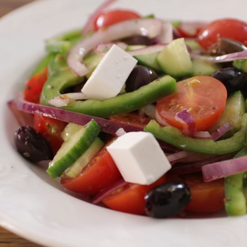 Bước 3 Trộn salad Greek salad