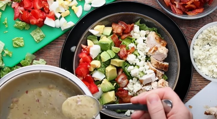 Bước 5 Trộn salad Cobb salad