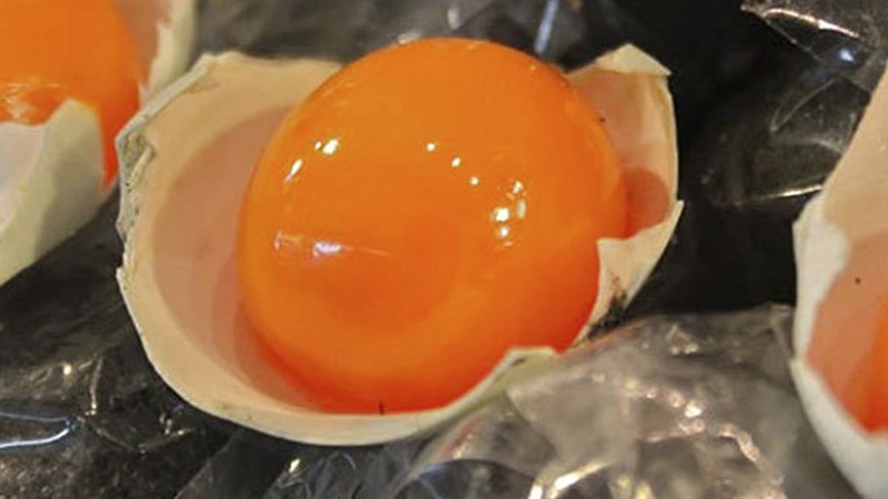 Bước 2 Ướp trứng với muối Trứng muối siêu tốc