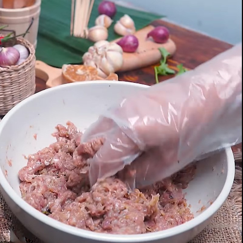 Bước 2 Ướp và trộn thịt Thịt xiên nướng phô mai kiểu Thái