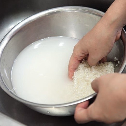 Bước 1 Vo và ngâm gạo Nấu cơm tấm bằng nồi cơm điện
