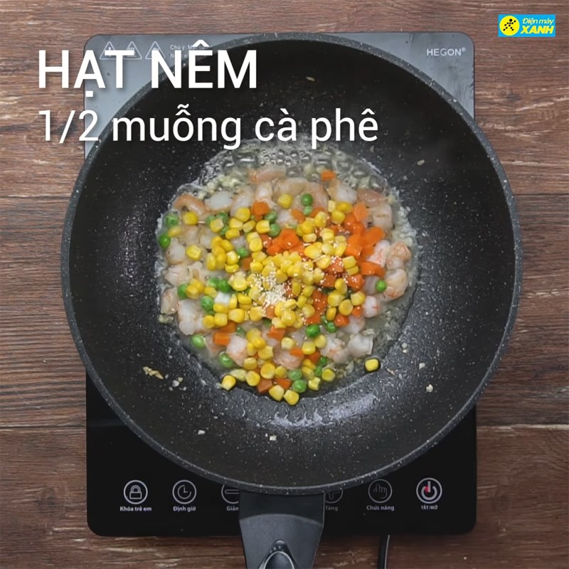 Bước 2 Xào nguyên liệu Cơm chiên dứa