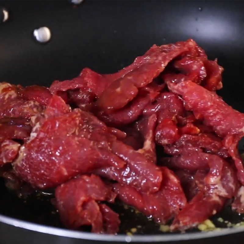 Bước 3 Xào thịt bò Cơm chiên bò bulgogi Hàn Quốc