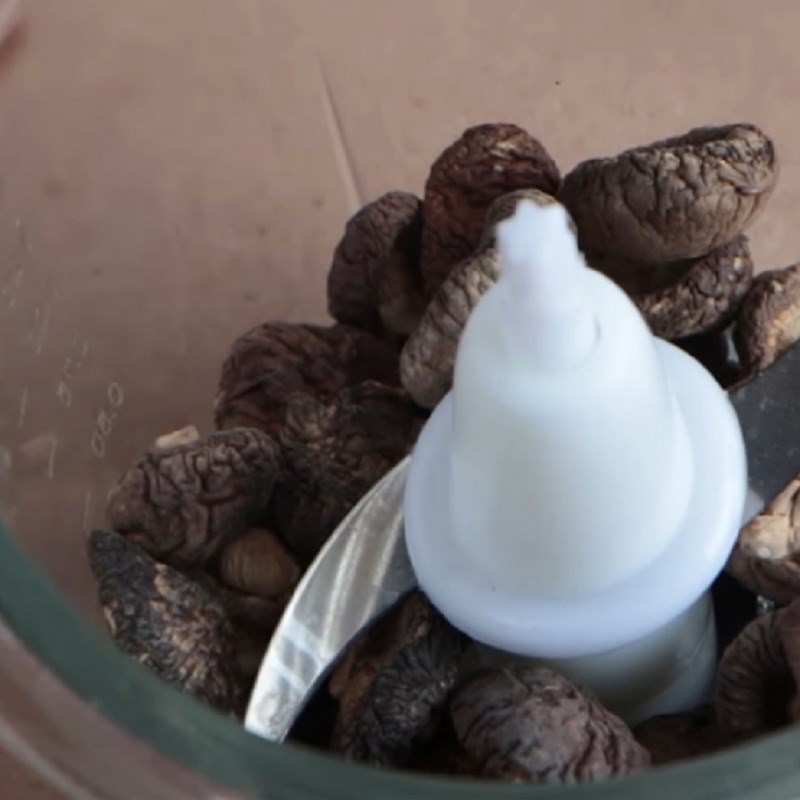 Bước 1 Xay nguyên liệu Hạt nêm nấm rong biển