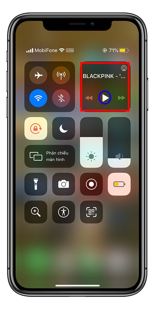 Bước 5: Lúc này nhạc đã dừng phát nhưng đừng lo lắng, mở trung tâm điều khiển điện thoại của bạn lên và cho nhạc phát trở lại.