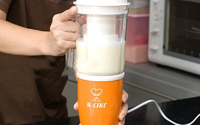 đổ sữa vào cối máy xay sinh tố rồi chọn chế độ xay tốc độ cao
