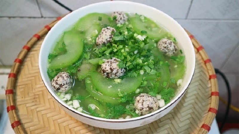 Bitter gourd soup with mushrooms