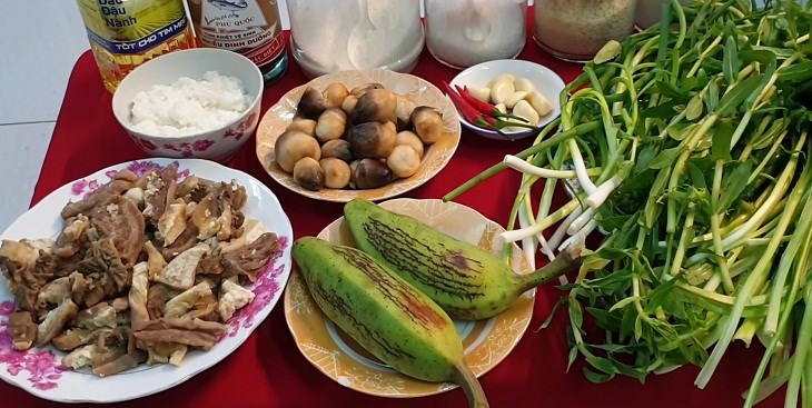 Nguyên liệu làm lẩu lòng bò với mẻ