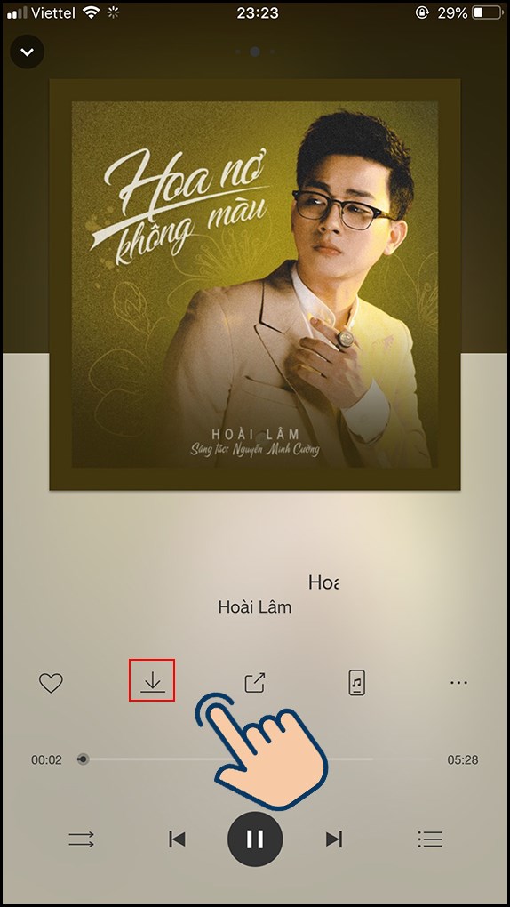 chọn vào biểu tượng mũi tên ngay dưới bài hát để tải về.