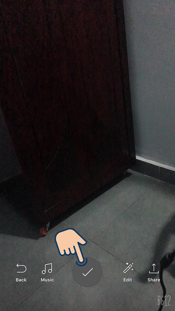 Chọn biểu tượng "V" để lưu video.