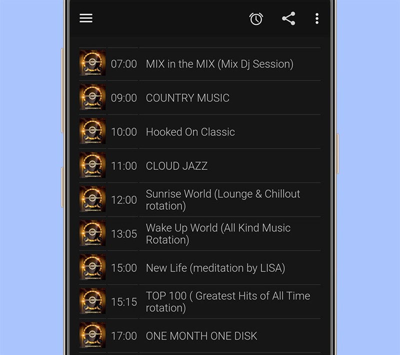 Nghe tin tức qua bản tin radio.