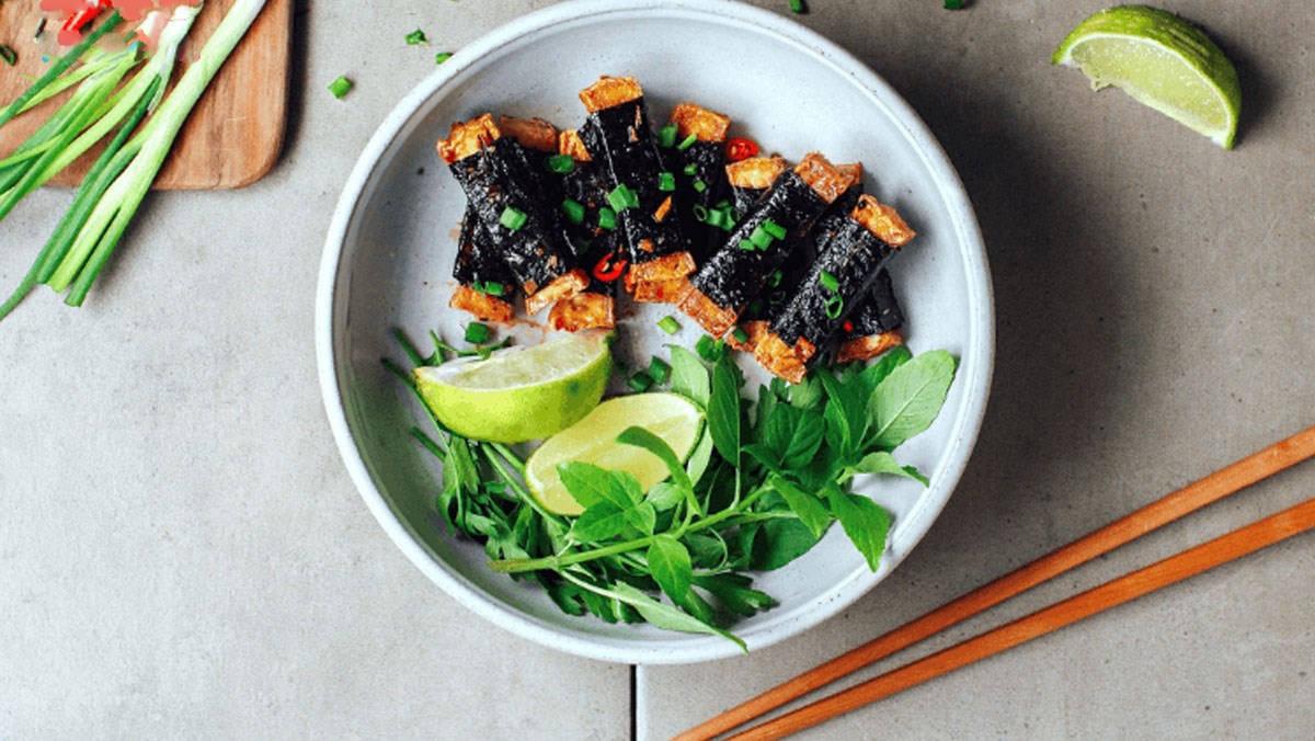 Đậu hũ cuộn rong biển teriyaki - Rong biển không chỉ là một loại thực phẩm giàu dinh dưỡng mà còn có thể được kết hợp với nhiều món ăn khác nhau. Hãy đón xem hình ảnh này và tìm hiểu về món đậu hũ cuộn rong biển teriyaki - một món ăn vừa ngon miệng, vừa đầy dinh dưỡng và dễ chế biến. Chúc bạn có một bữa ăn tuyệt vời!