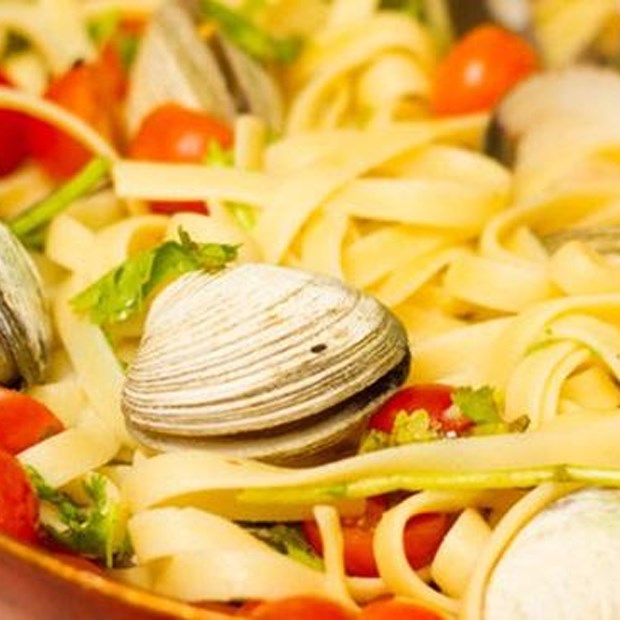 Mì xào nghêu cà chua cho bạn đổi món cuối tuần